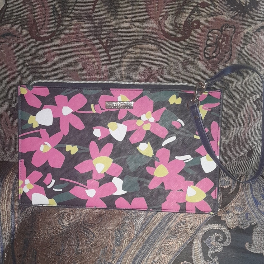 🌺TRINA TURK FLORAL Clutch